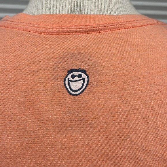 Life Is Good Peach Adirondack Chair Classic Fit V-Neck T-Shirt Size Small - Picture 5 of 8